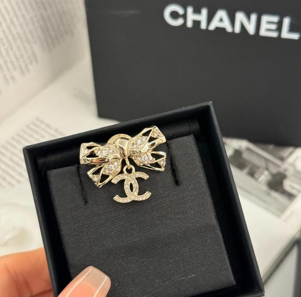 2025 Chanel Bow Brooch with Crystal Gold Pendant - TEBOUGIE