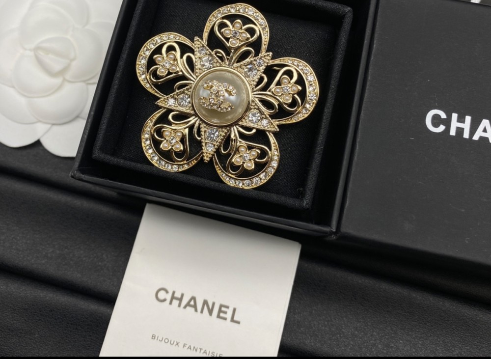 2024 Chanel gold metal clip earrings with glass pearls TEBOUGIE
