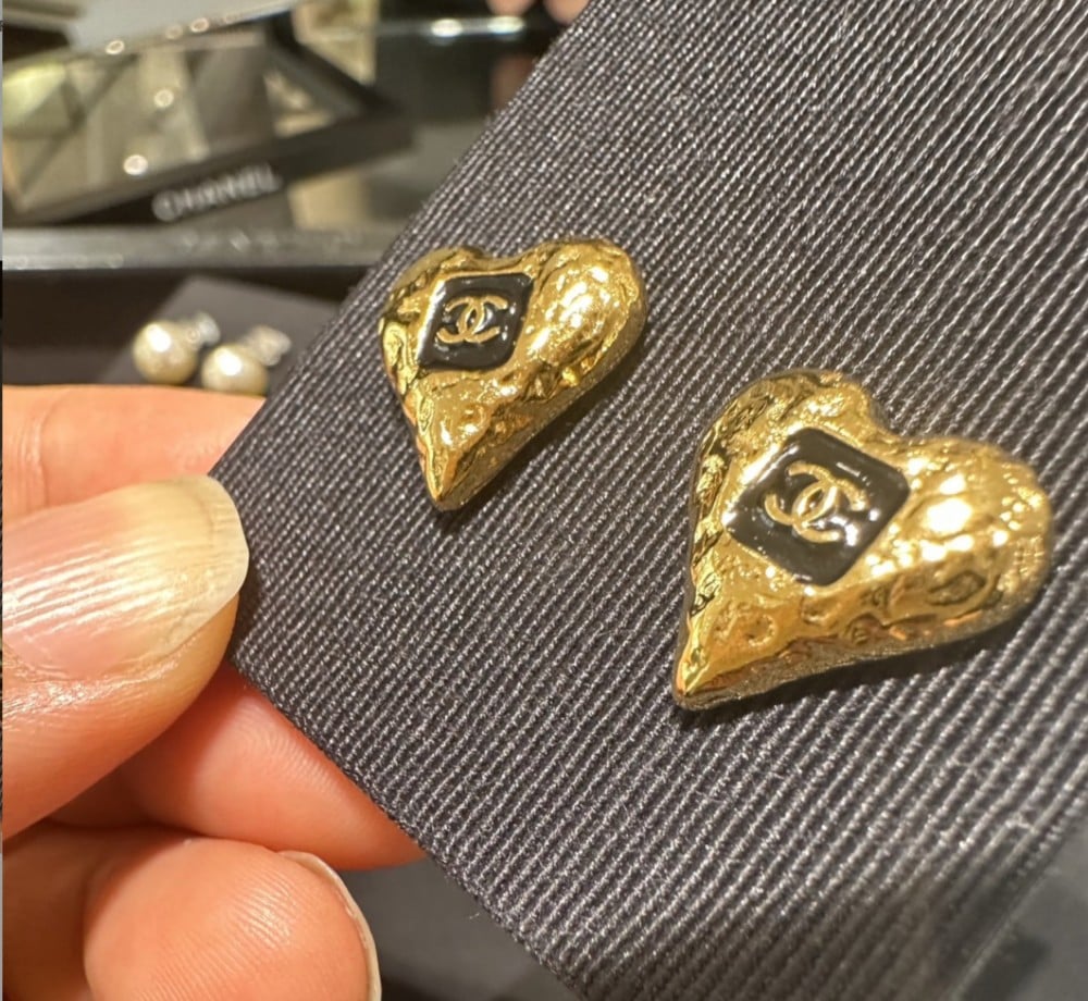 2024 Chanel black gold heart shaped stud earrings - TEBOUGIE