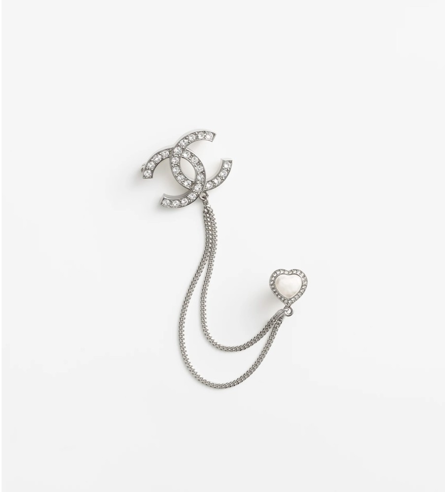 2024 Chanel brooch, a long silver chain with a luxurious