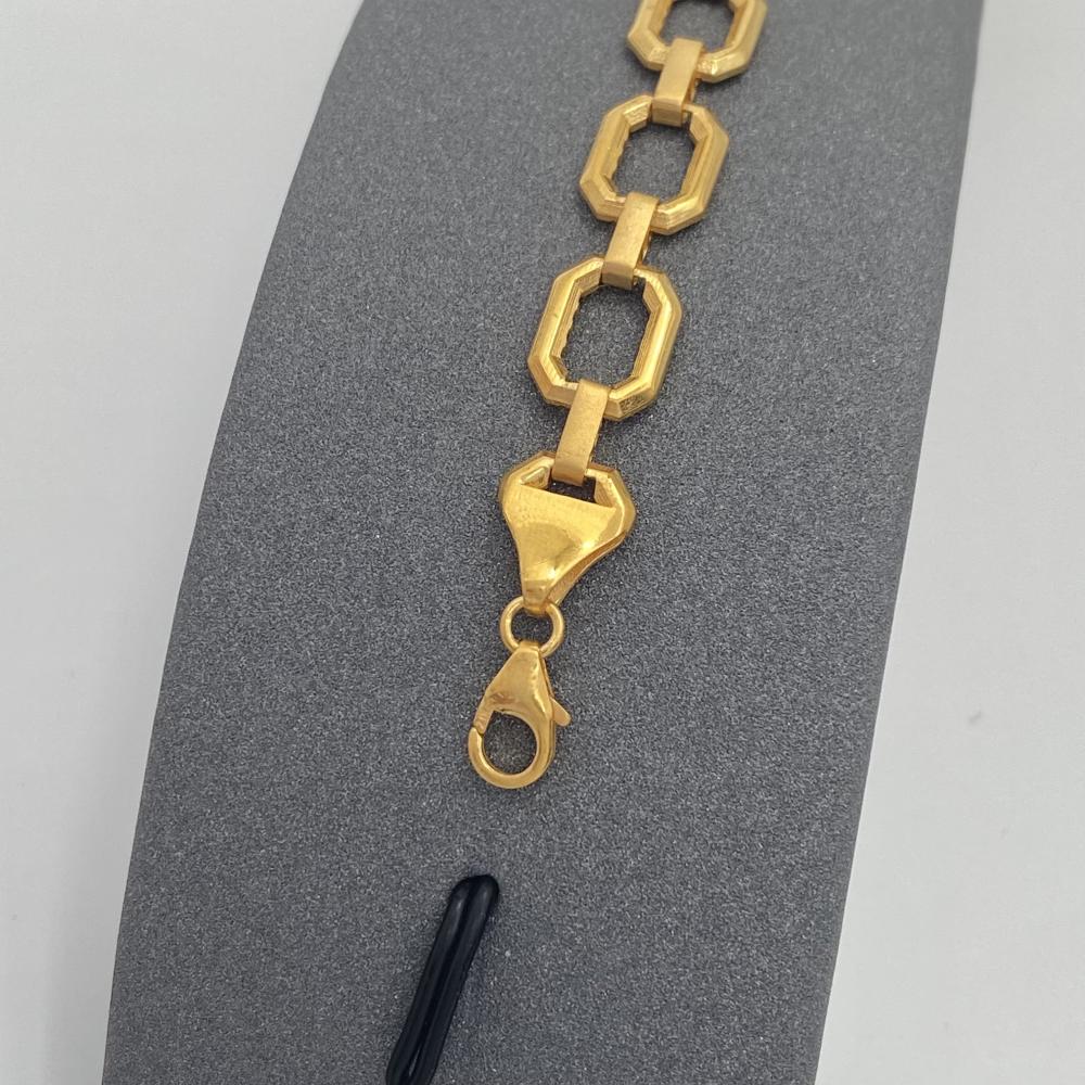 A 21-karat gold chain bracelet weighing 8.71 grams attracts the