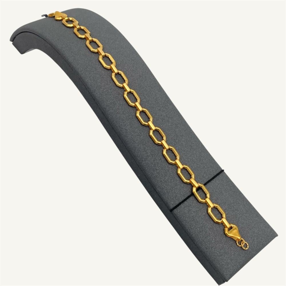 A 21-karat gold chain bracelet weighing 8.71 grams attracts the