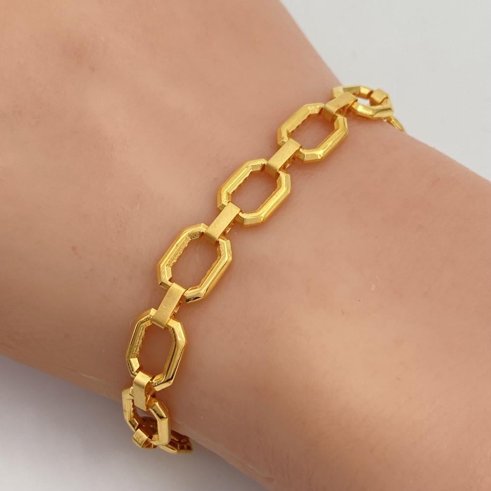 A 21-karat gold chain bracelet weighing 8.71 grams attracts the