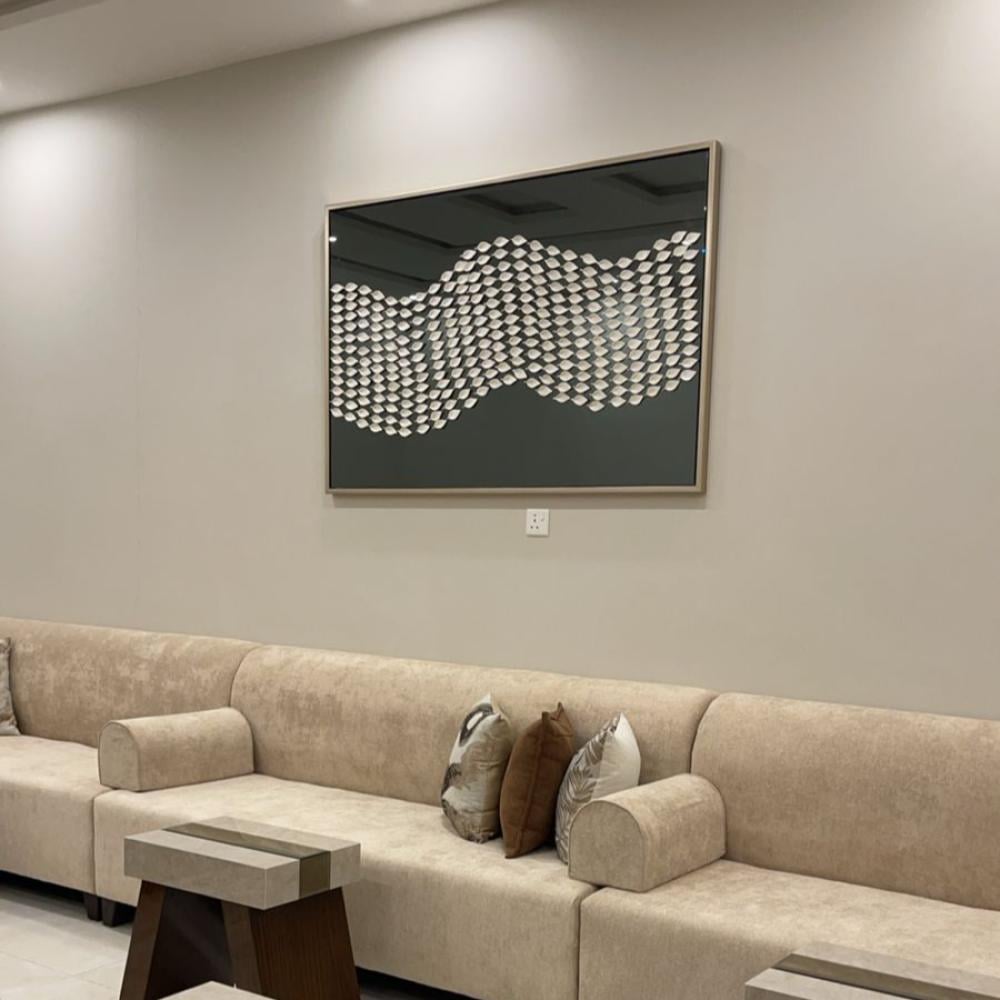 مرايا مؤطرة بزخارف من الجبس