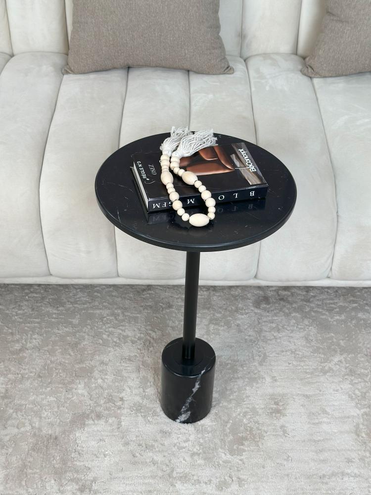 طاولة قهوة جانبية أنيقة – سطح وقاعدة رخام طبيعي باللون الأسود