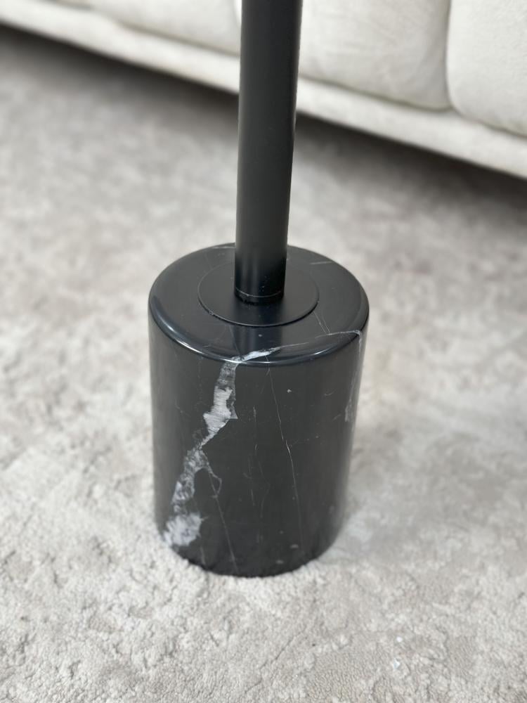 طاولة قهوة جانبية أنيقة – سطح وقاعدة رخام طبيعي باللون الأسود