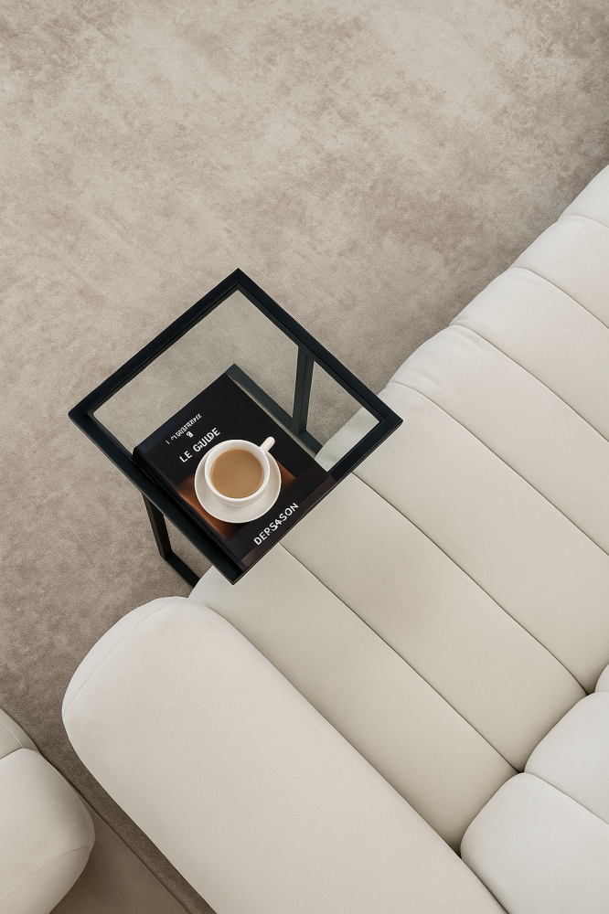 طاولة جانبية ، بسطح زجاجي