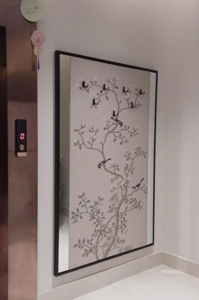 لوحة فنية مع مرايا وعلاقات