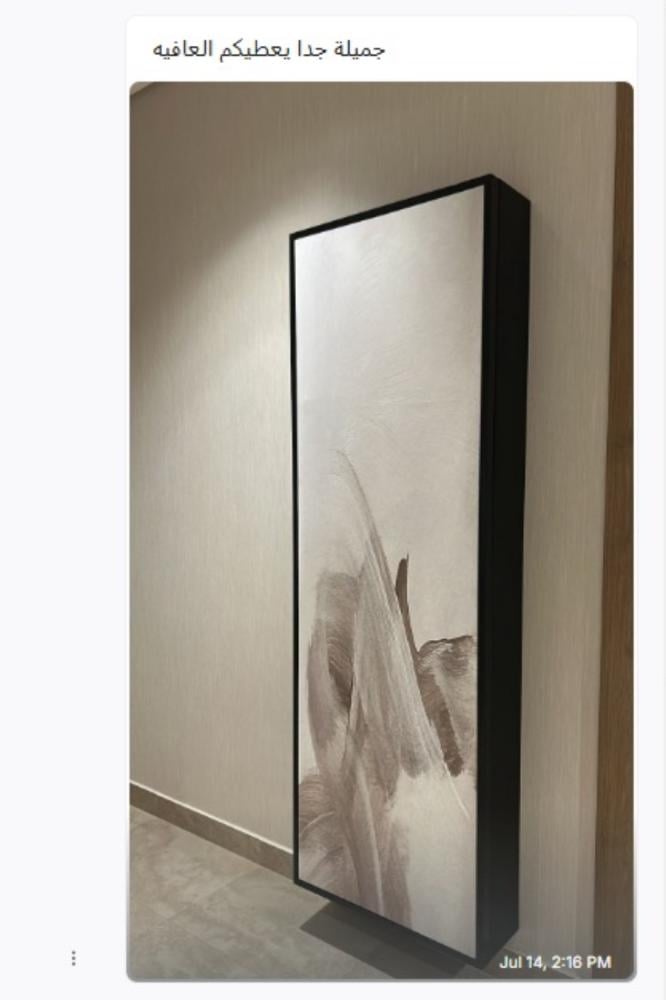 دولاب عبايات مبتكر مع باب للوحة جدارية