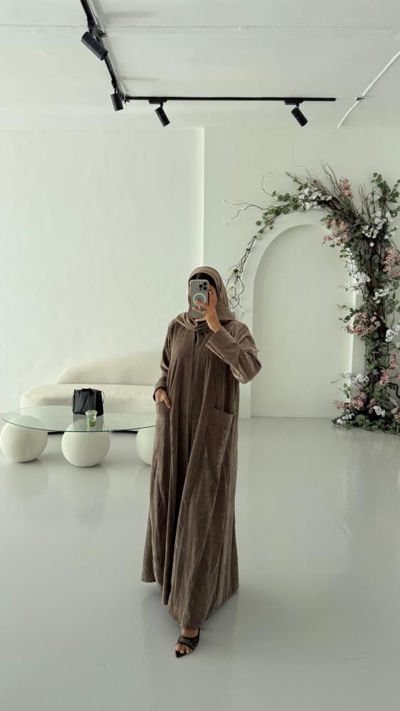 عباية مخمل قطيفة بجيوب أمامية – متوفرة بخمس ألوان