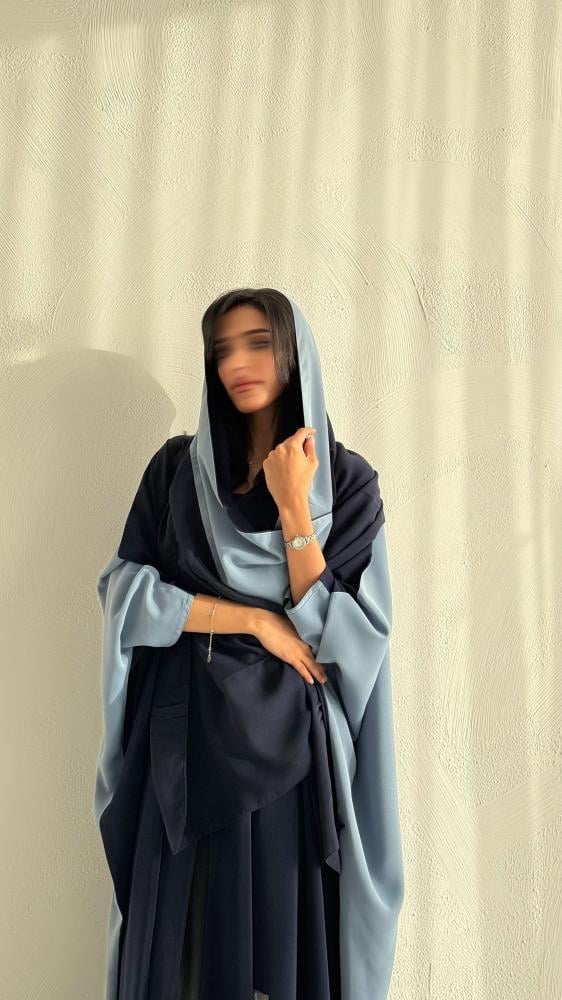 عباية نص بشت فاخرة بقماش نواعم – أناقة ناعمة ولمسة عصرية