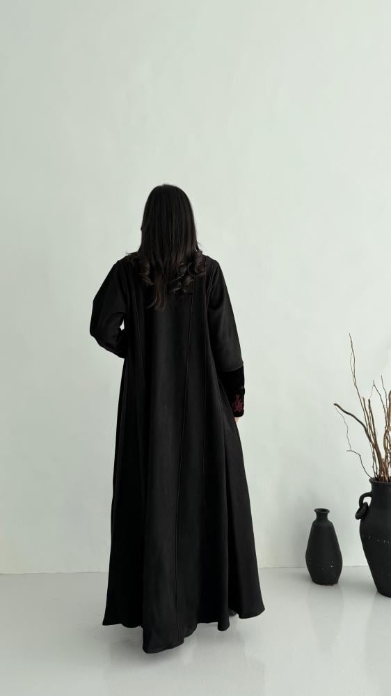 عباية شمواه بأكمام مخمل مطرّزة – قصة نص كلوش