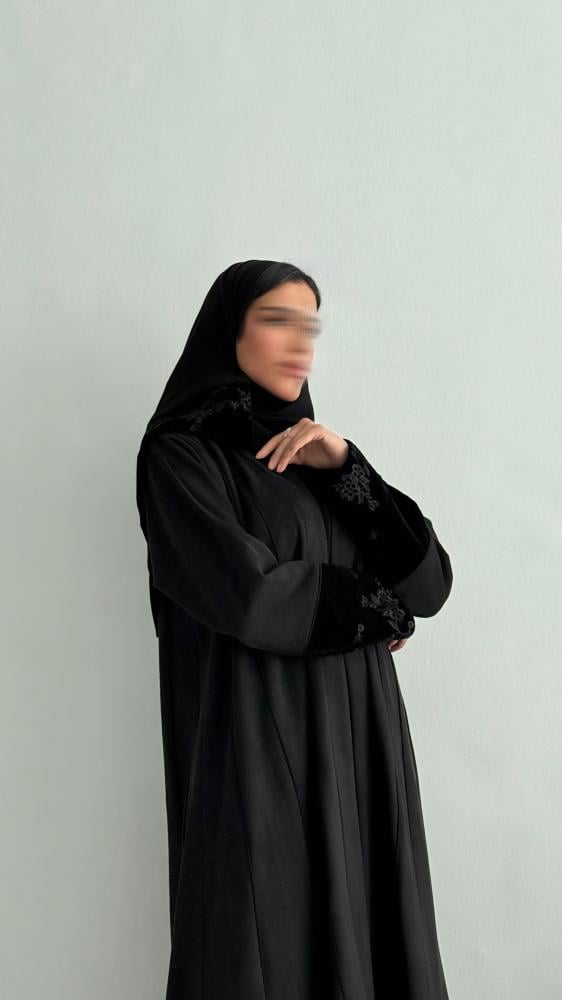 عباية شمواه بأكمام مخمل مطرّزة – قصة نص كلوش