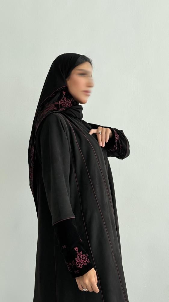 عباية شمواه بأكمام مخمل مطرّزة – قصة نص كلوش