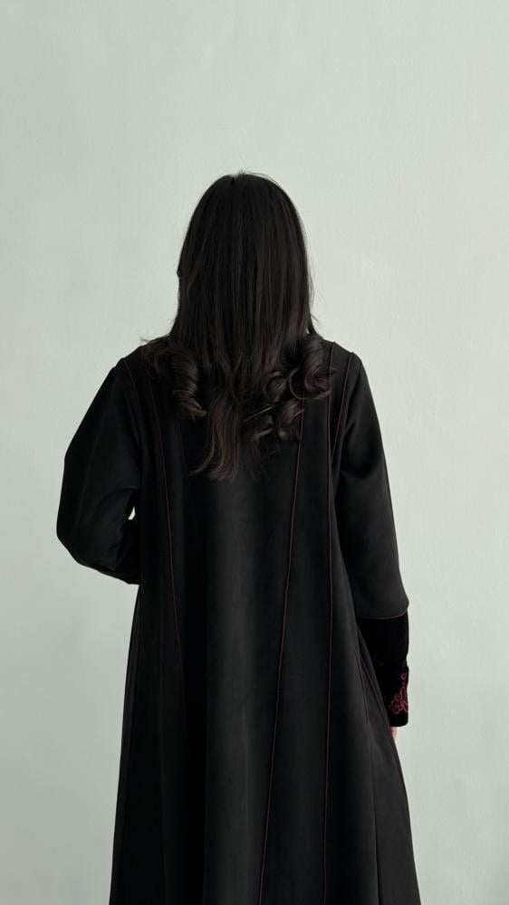 عباية شمواه بأكمام مخمل مطرّزة – قصة نص كلوش