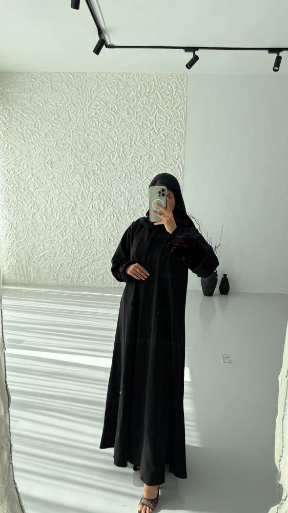 عباية شمواه بأكمام مخمل مطرّزة – قصة نص كلوش