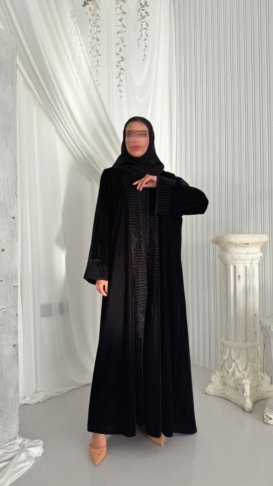 عباية مخمل كوري مبطن بقماش طرحة و مطرزة بتفاصيل فاخرة من الأمام والاكمام ( أ )