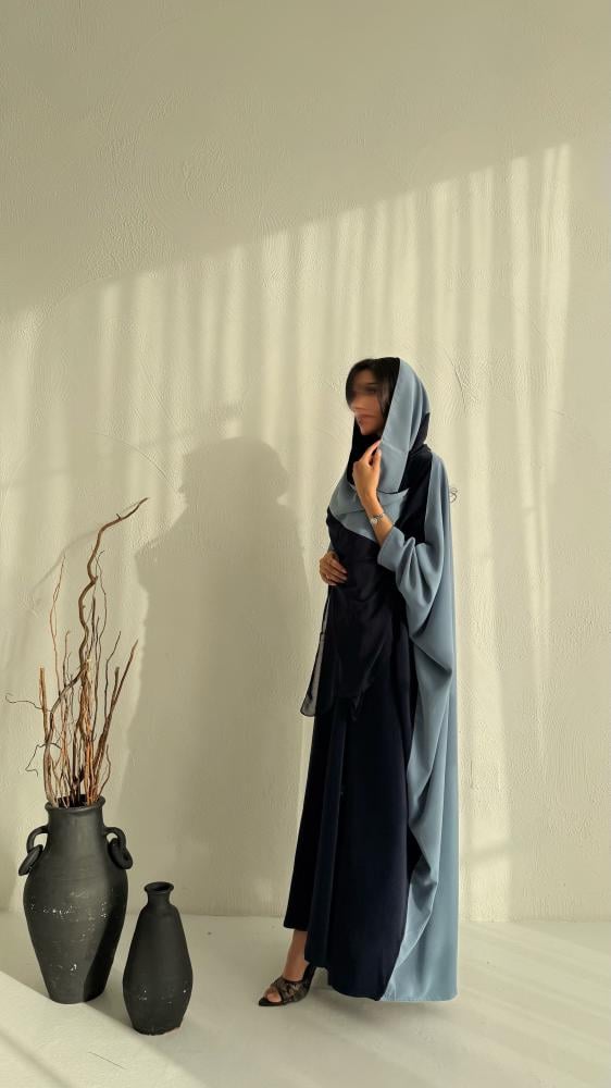 عباية نص بشت فاخرة بقماش نواعم – أناقة ناعمة ولمسة عصرية