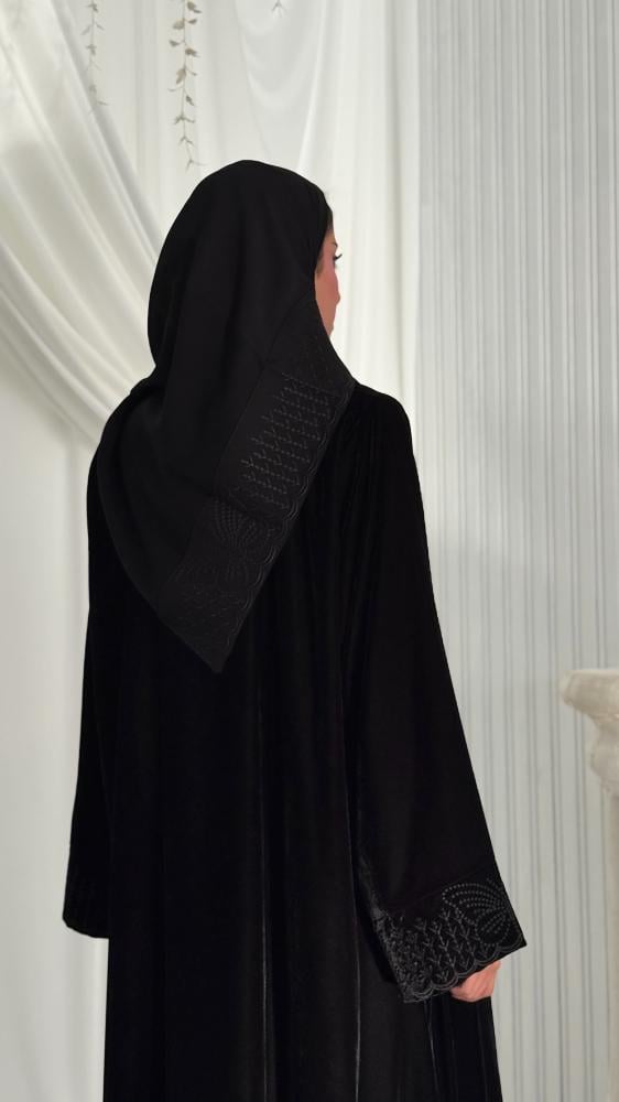 عباية مخمل كوري مبطن بقماش طرحة و مطرزة بتفاصيل فاخرة من الأمام والاكمام ( أ )