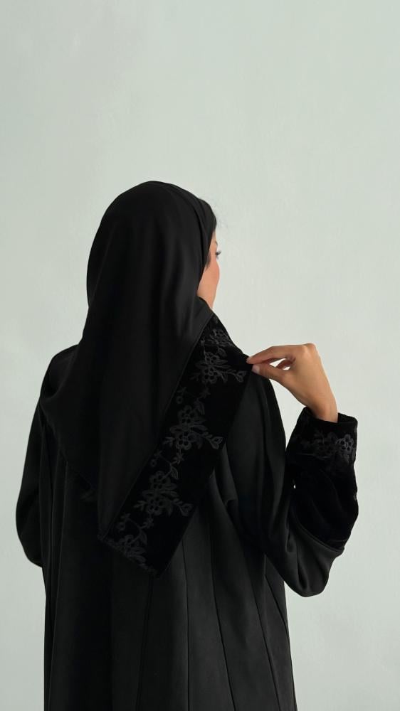 عباية شمواه بأكمام مخمل مطرّزة – قصة نص كلوش