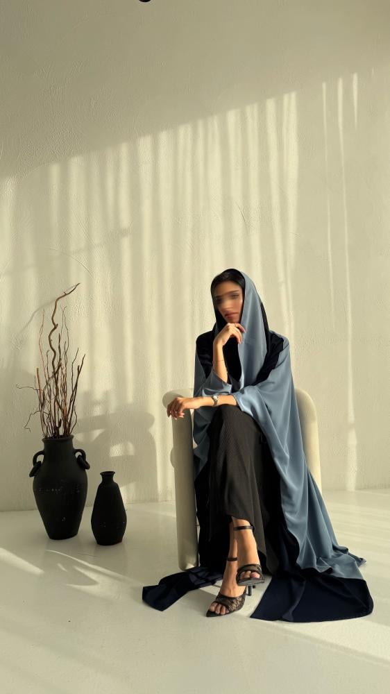 عباية نص بشت فاخرة بقماش نواعم – أناقة ناعمة ولمسة عصرية