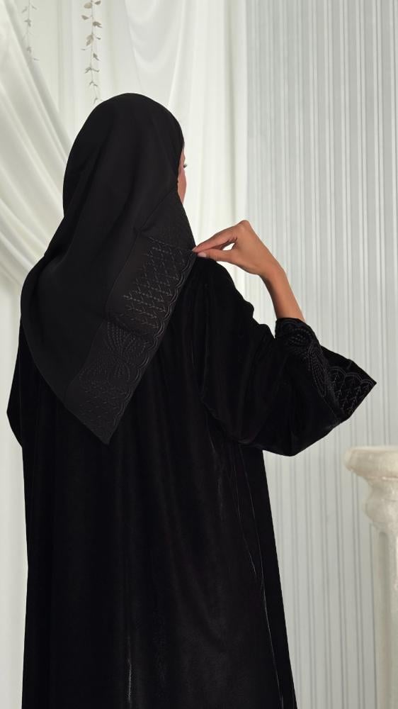 عباية مخمل كوري مبطن بقماش طرحة و مطرزة بتفاصيل فاخرة من الأمام والاكمام ( أ )