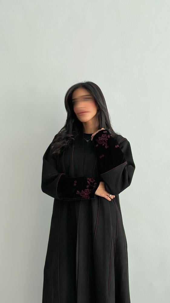 عباية شمواه بأكمام مخمل مطرّزة – قصة نص كلوش