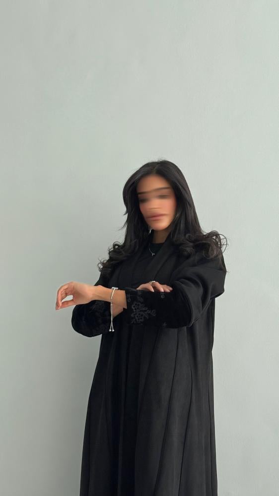 عباية شمواه بأكمام مخمل مطرّزة – قصة نص كلوش