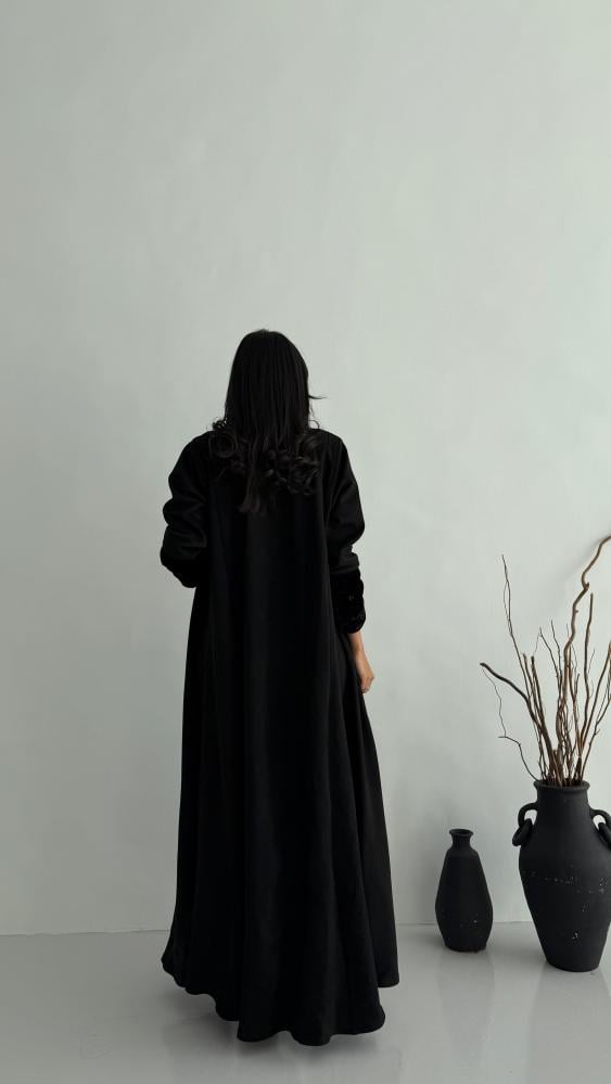 عباية شمواه بأكمام مخمل مطرّزة – قصة نص كلوش