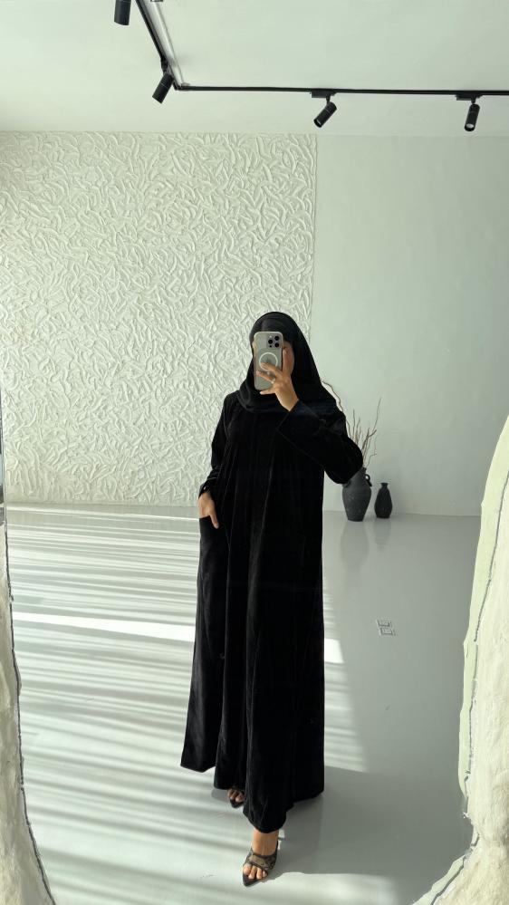 عباية مخمل قطيفة بجيوب أمامية – متوفرة بخمس ألوان أ-