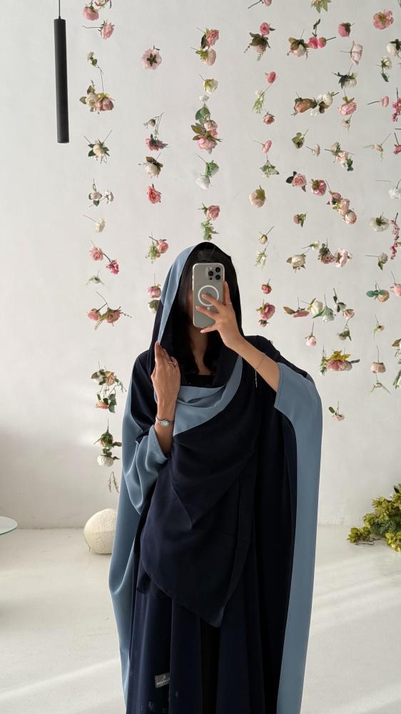 عباية نص بشت فاخرة بقماش نواعم – أناقة ناعمة ولمسة عصرية