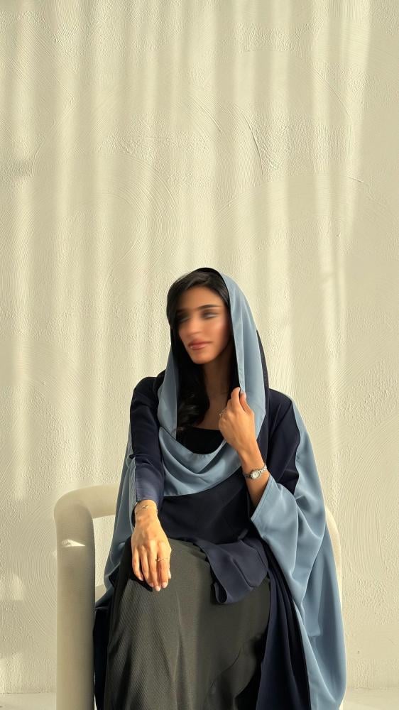 عباية نص بشت فاخرة بقماش نواعم – أناقة ناعمة ولمسة عصرية