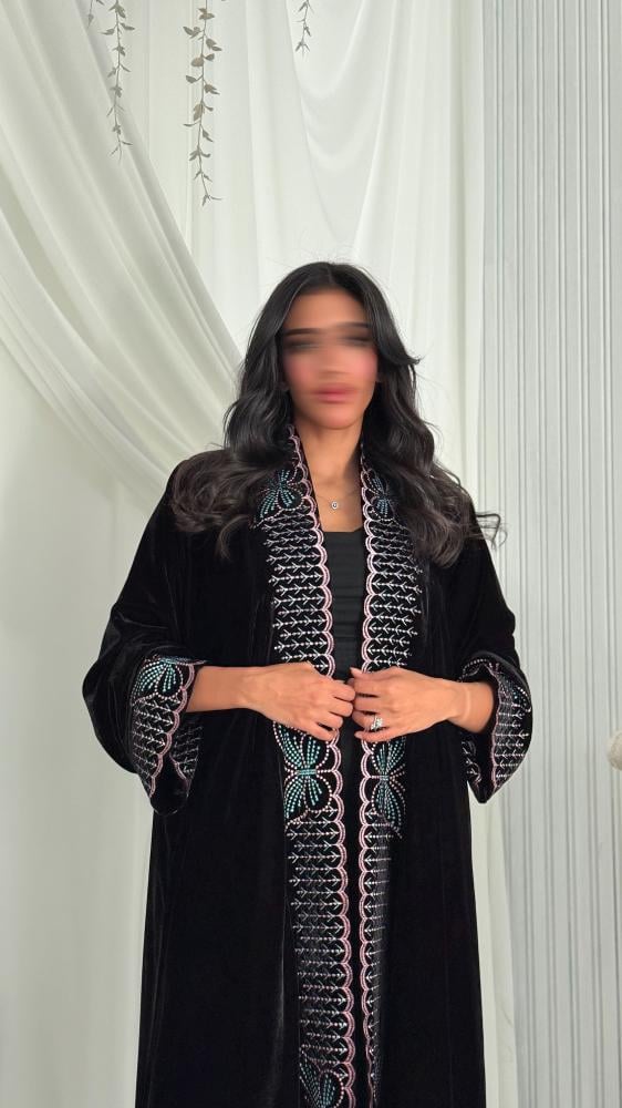 عباية مخمل كوري مبطن بقماش طرحة و مطرزة بتفاصيل فاخرة من الأمام والاكمام