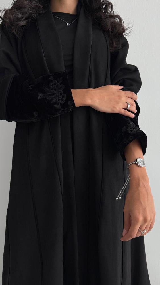 عباية شمواه بأكمام مخمل مطرّزة – قصة نص كلوش