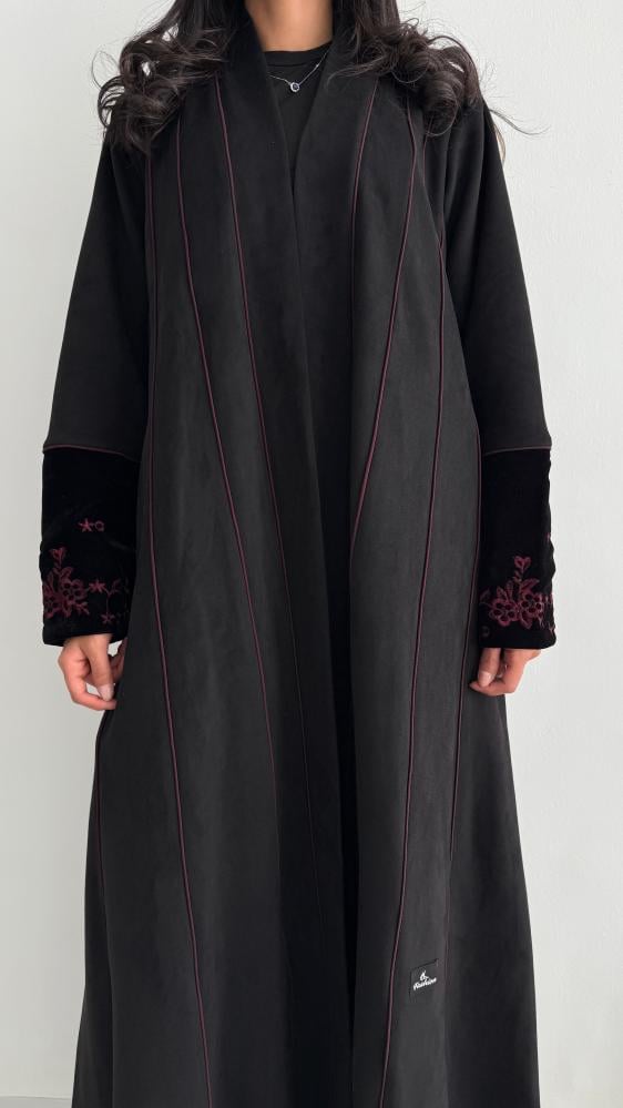 عباية شمواه بأكمام مخمل مطرّزة – قصة نص كلوش
