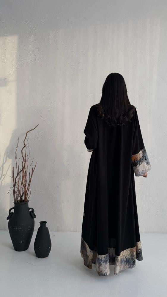 عباية كريب إندونيسي بنص كلوش وتفاصيل جاكار فاخرة – أناقة ناعمة بلمسة ملكية