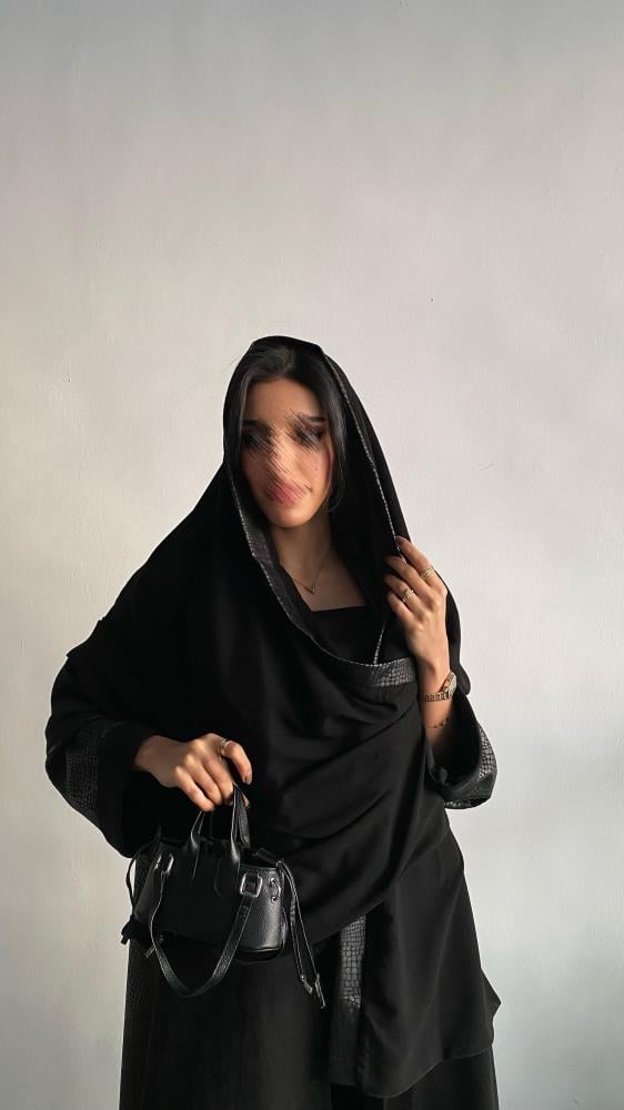 عباية  شتوية شمواه باللون الاسود بتفاصيل جلدية من الخلف والاكمام وشمواه من الامام-  نص كلوش