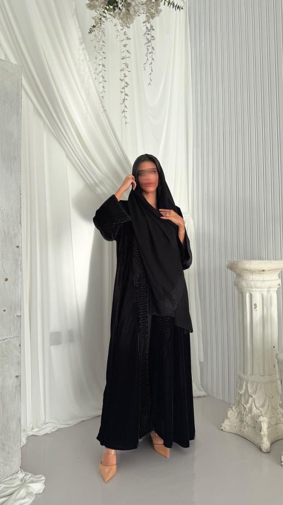 عباية مخمل كوري مبطن بقماش طرحة و مطرزة بتفاصيل فاخرة من الأمام والاكمام ( أ )