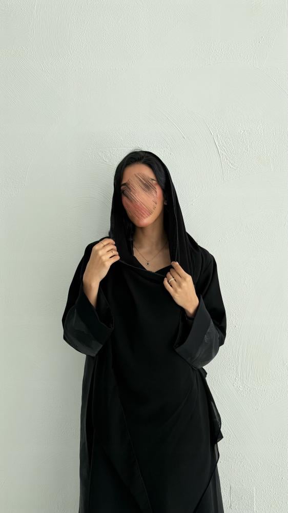 عباية كتان ومن الخلف قماش ورقتز هندي مشجر باللون الأسود نص كلوش