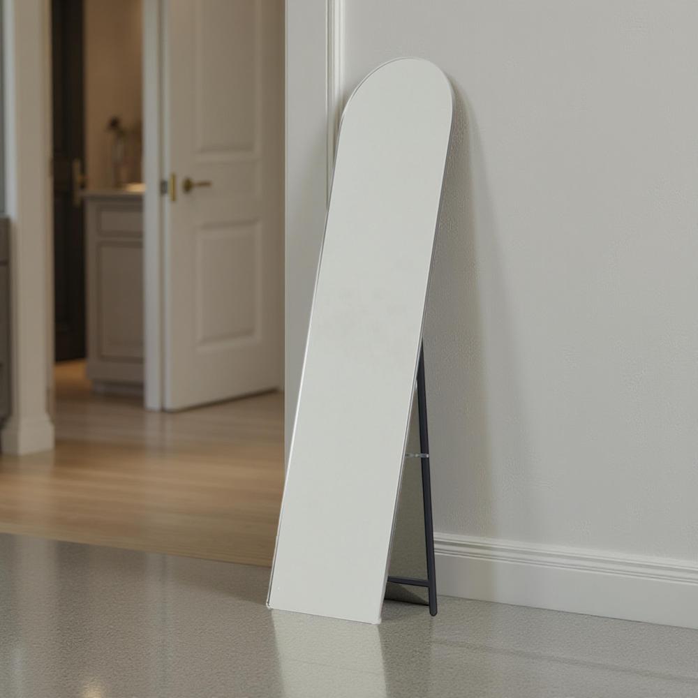 مرآة إستاند بتصميم بيضاوي وإطار فضي