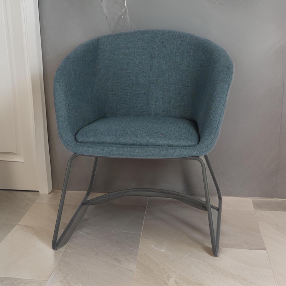 كرسي مفرد بتصميم مبتكر