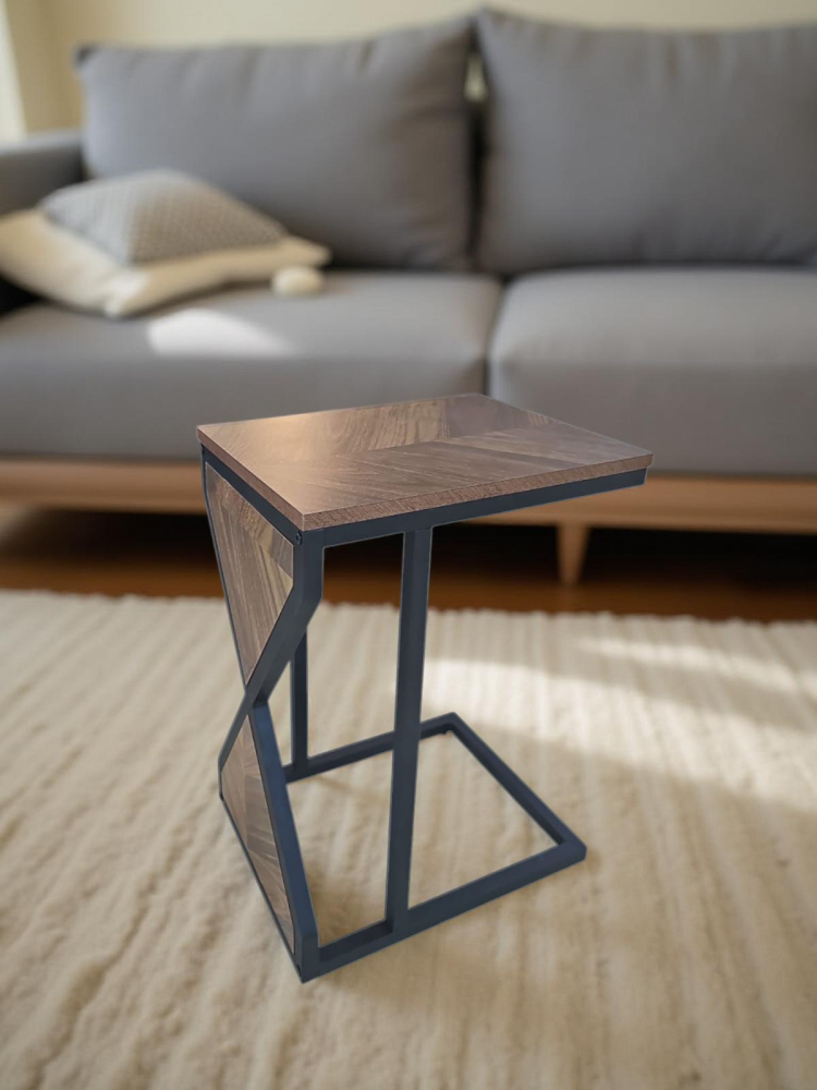 طاولة جانبية لون بني مخطط