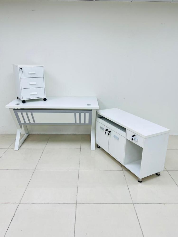 مكتب ميلامين مقاس 140 لون أبيض ورمادي