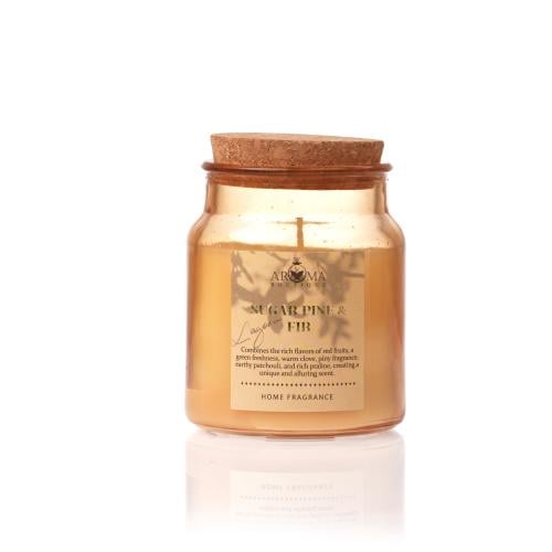 شمعة معطره برائحةالقرنفل ورائحة الصنوبر، والبتشولي