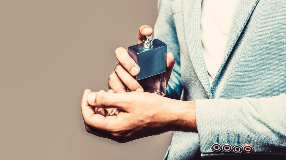 اجذب الانتباه من أول رشَّة مع اشهر العطور الرجالية حول العالم