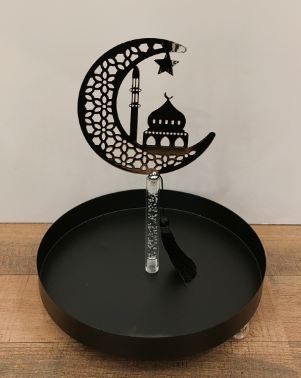 حامل تمر بتصميم هلالي أنيق مع زخارف إسلامية باللون الأسود