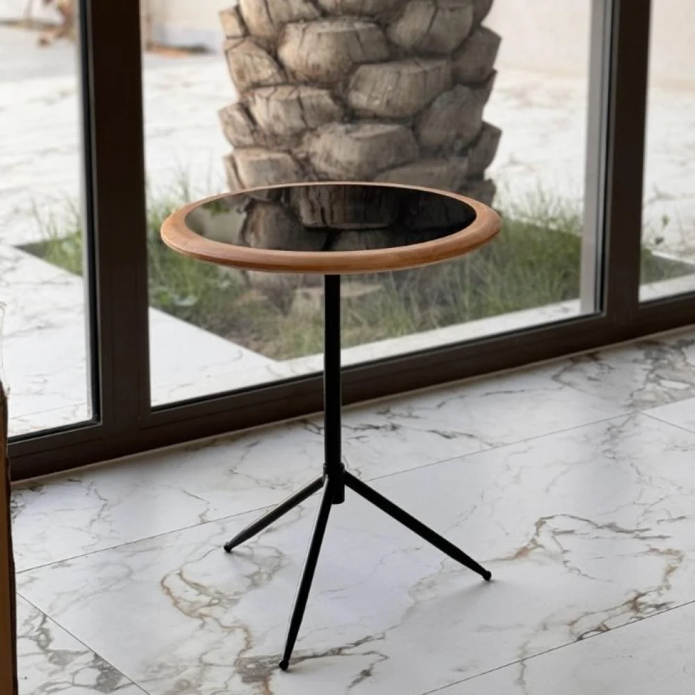 طاولة مميزة بسطح زجاج