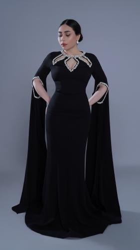 أسود فاخر مزين بأحجار براقة تعكس فخامتك