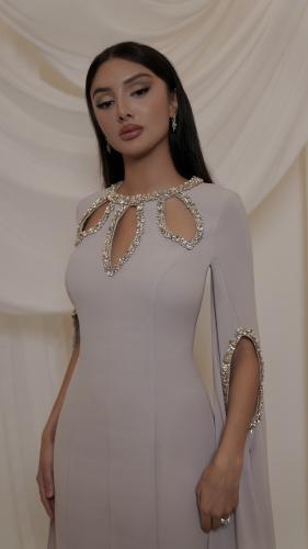 فستان يضيف لك رقي ببساطته ولونه