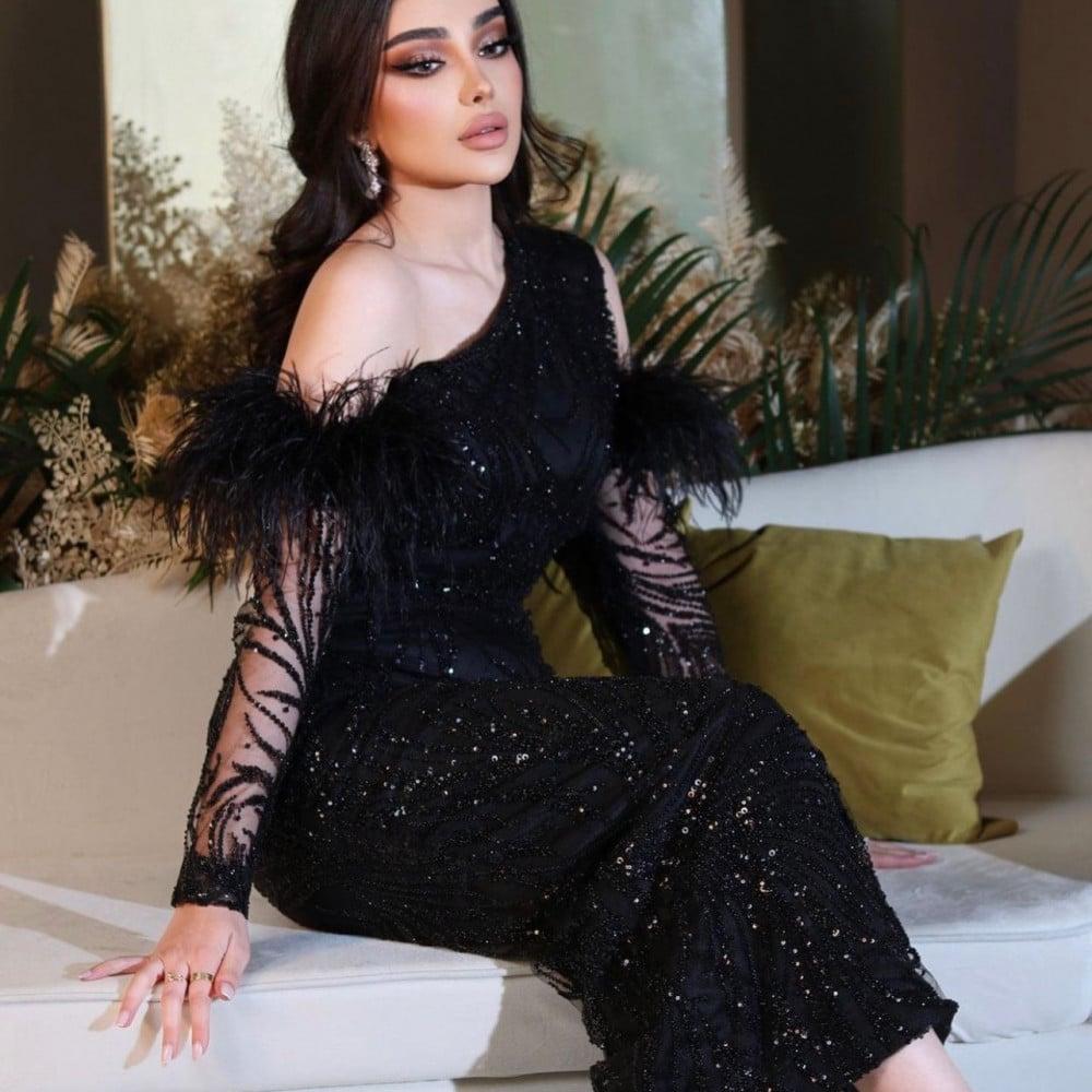فستان اسود شك بأكمام ريش جدا فخم للمناسبات